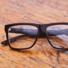 Dàn bài và bài văn mẫu: Thuyết minh về chiếc kính mắt
